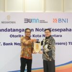 Presiden Jokowi bersama Menteri PUPR di IKN. BPMI Setpres/Laily Rachev