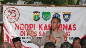 Ngopi Kamtibmas Bersama 3 Pilar Kelurahan Dukuh Kramatjati, Polisi Ajak Warga Ciptakan Lingkungan Aman dan Nyaman