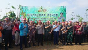 Hari Bhayangkara Ke-78, Polres Purbalingga Gelar Penanaman Pohon, Pemberian Bibit dan Serahkan Beasiswa