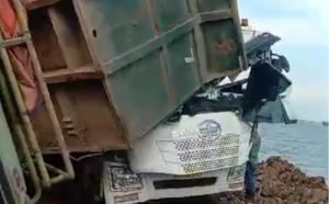 Truk Angkutan Urugan Saling Timpa – Urugan Reklamasi PT Gandasari Energy Bojonegara