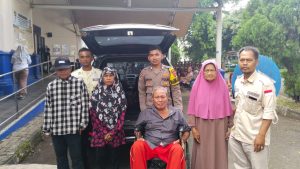 Bhabinkamtibas Polsek Cipocok Jaya Polres Serang Kota Damping Difabel dan Lansia Perekaman dan Pembuatan EKTP