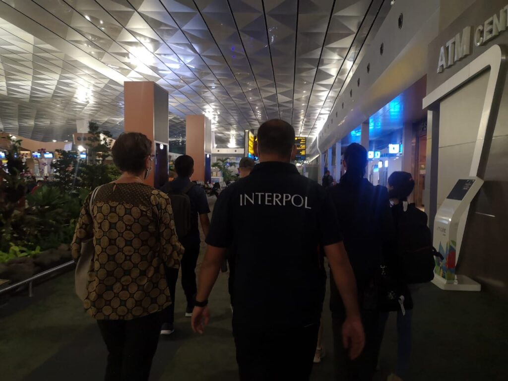 NCB Interpol Indonesia Bantu Deportasi Keluarga Dari Robert Horvath Subjek Red Notice INTERPOL