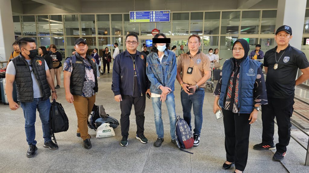 Handing Over subjek INTERPOL Red Notice kasus penyelundupan senjata api Randy Mendomba ke Indonesia