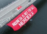 Aktivis dan Warga Terdampak Pembangunan IKN Bentangkan Spanduk Indonesia is Not For Sale