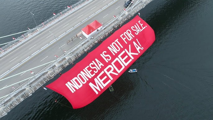 Aktivis Greenpeace, kelompok masyarakat sipil dan warga terdampak pembangunan IKN membentangkan spanduk besar di Jembatan Pulau Galang kala momentum HUT ke-79 RI. TEMPO/ANDI ADAM FATURAHMAN