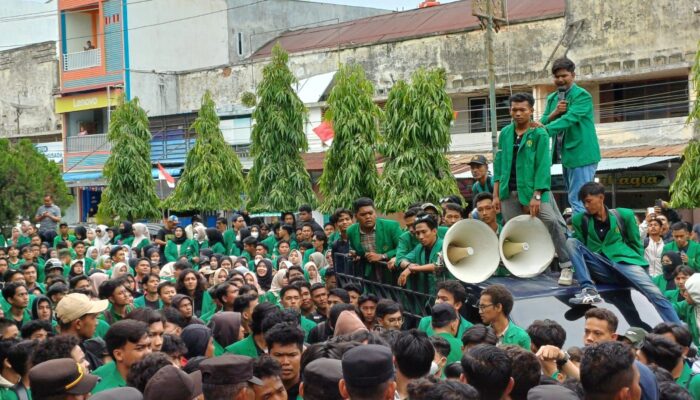 Tolak Revisi UU Pilkada : Mahasiswa Unimal Unjuk Rasa di DPRK Lhokseumawe
