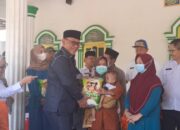 Wali Kota Helldy Salurkan Bantuan kepada Warga Terdampak Kebakaran TPSA Bagendung