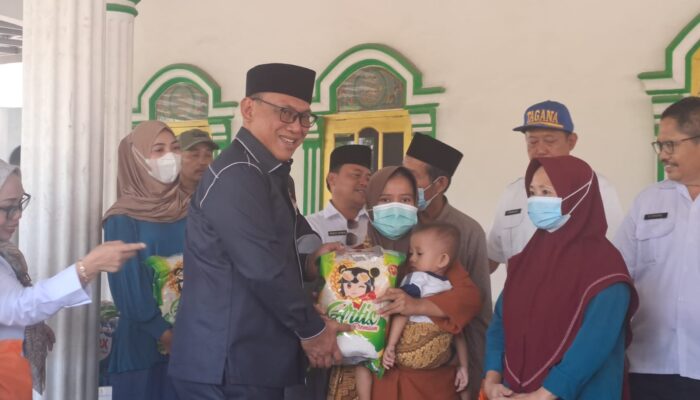 Wali Kota Helldy Salurkan Bantuan kepada Warga Terdampak Kebakaran TPSA Bagendung