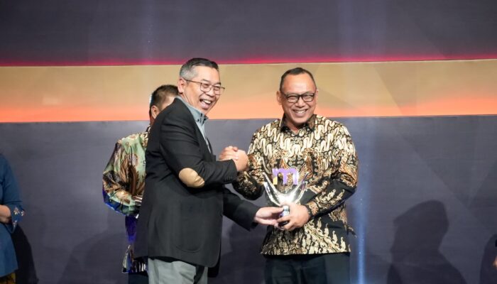 Berhasil Kurangi Pengangguran, Wali Kota Helldy Raih Penghargaan Merdeka Awards 2024