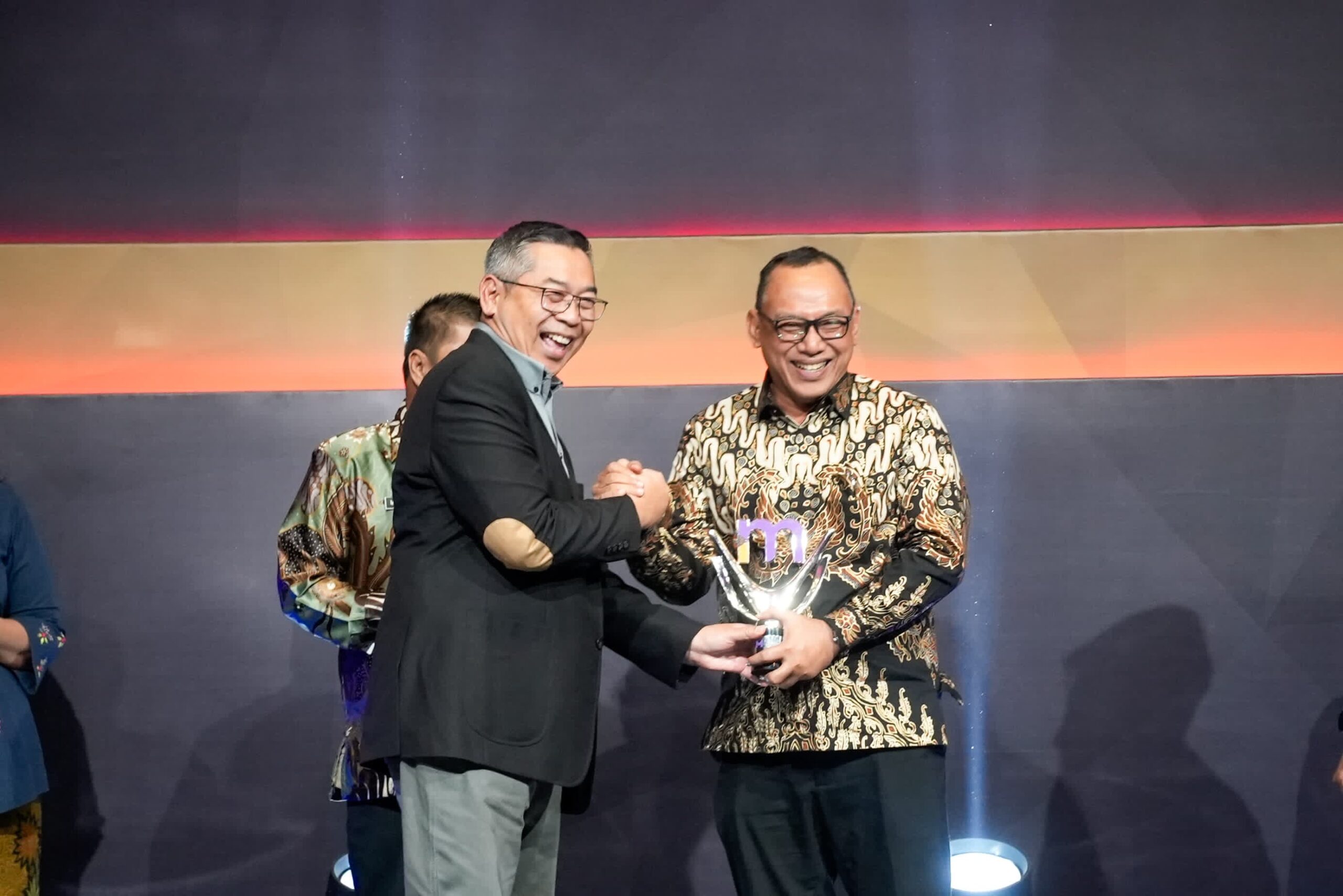 Berhasil Kurangi Pengangguran, Wali Kota Helldy Raih Penghargaan Merdeka Awards 2024