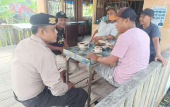 Cooling System Pilkada Damai, Personil Polsek Tempuling Sambangi Masyarakat Yang Sedang Serapan Pagi Di Warung