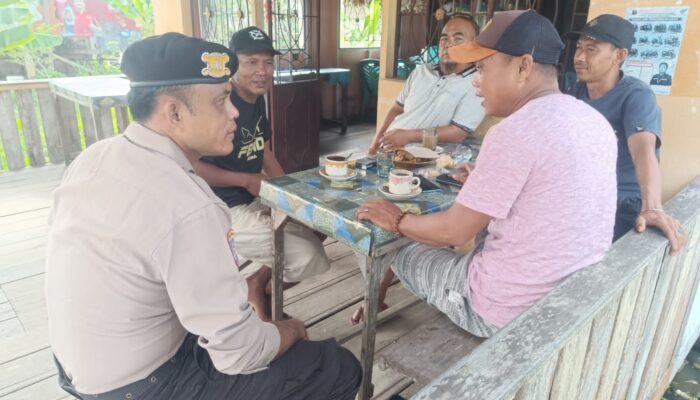 Cooling System Pilkada Damai, Personil Polsek Tempuling Sambangi Masyarakat Yang Sedang Serapan Pagi Di Warung