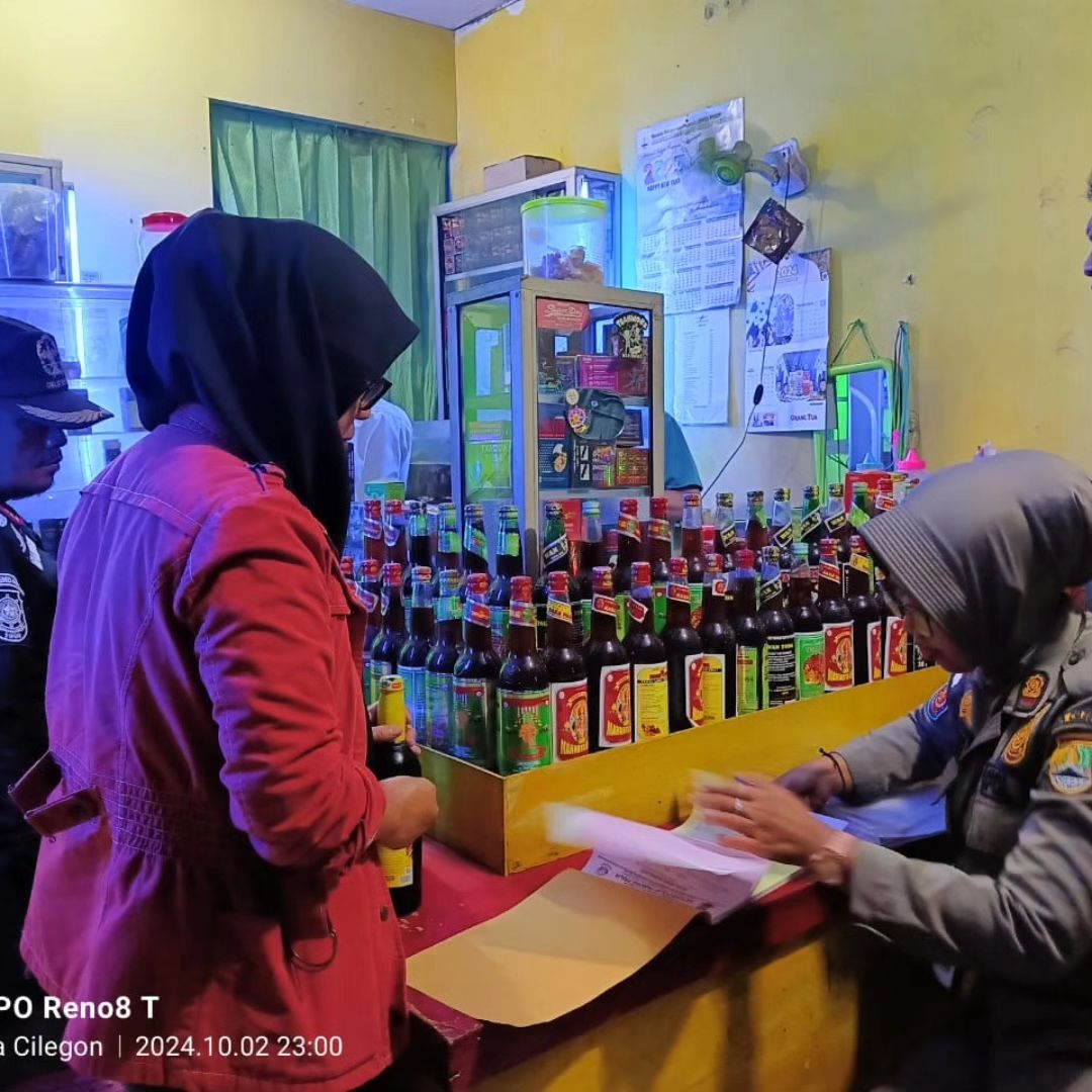 Jaga Kondusifitas Wilayah, Satpol PP Kota Cilegon Sita Ratusan Botol Minuman Keras