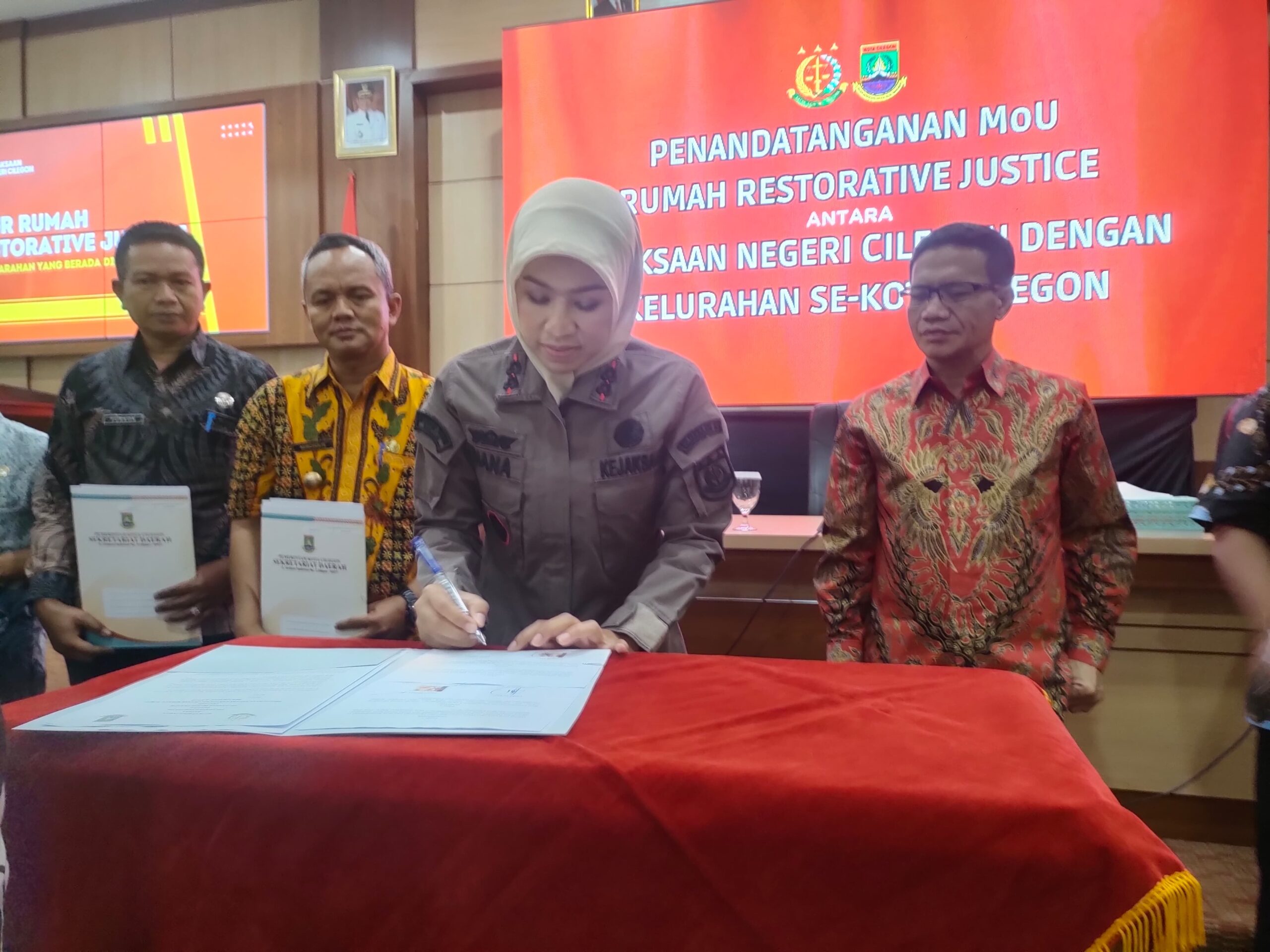 Penandatanganan (MOU) Kejaksaan dengan 43 Kelurahan Se-Kota Cilegon, Kajari: “Persoalan-persoalan Sederhana bisa diselesaikan di Tingkat Kelurahan”