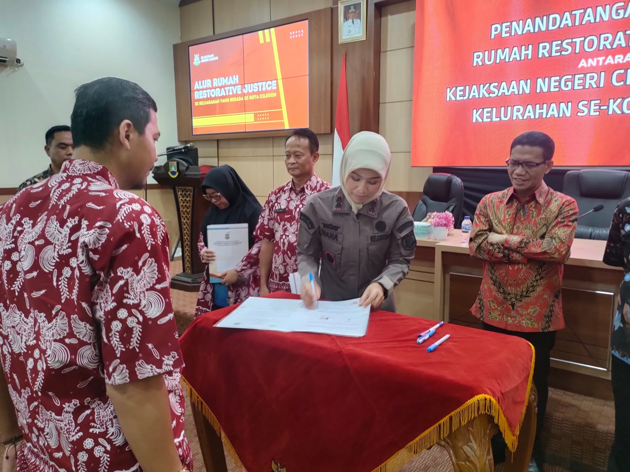 Penandatanganan (MOU) Kejaksaan dengan 43 Kelurahan Se-Kota Cilegon, Kajari: “Persoalan-persoalan Sederhana bisa diselesaikan di Tingkat Kelurahan”