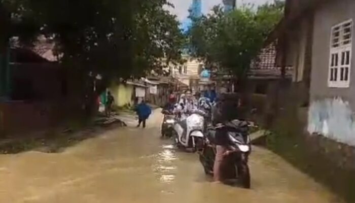 Akibat Hujan Deras Drainase Jalan Tak Mampu Menampung Debit Air Sehingga Menyebabkan Banjir Merendam Rumah Warga dan Jalan