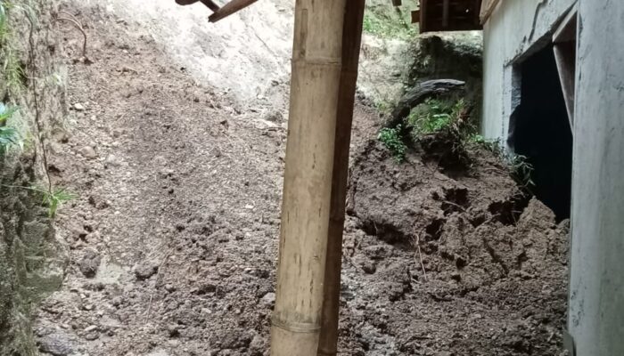 Akibat Hujan Deras,Tiga Rumah Warga Tertimbun Longsor di Cilograng Lebak
