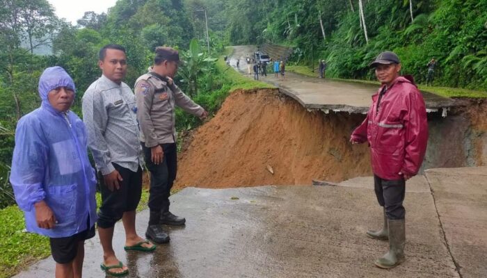 Polres Lebak Polsek Sobang Bersama Instansi Terkait Cek Lokasi Bencana Jalan Beton Amblas Akibat Hujan Deras