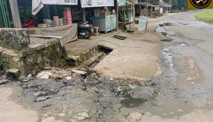 Warga Terganggu Aroma Bau Tak Sedap Akibat Limbah Air Sampah di Pasar Julat