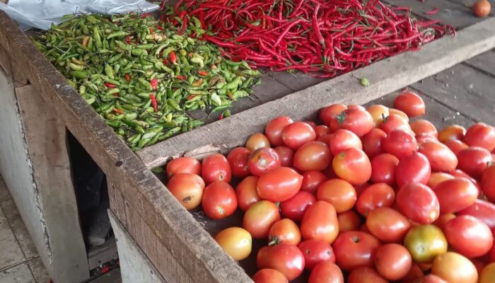 Para Pedagang di Pasar Julat Kecamatan Cikulur Keluhkan Harga Sayur Mayur Alami Lonjakan Kenaikan