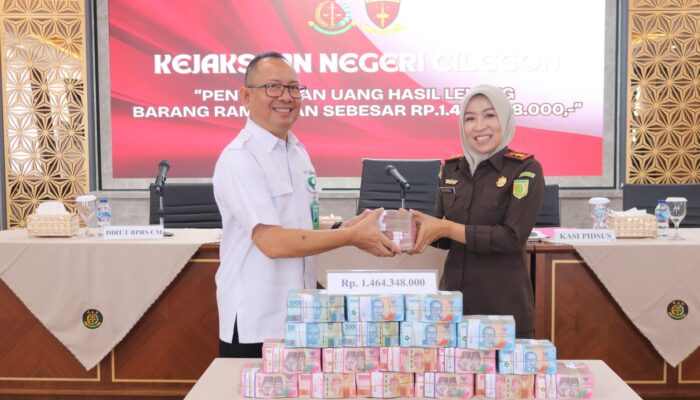 Kejari Cilegon Serahkan Hasil Lelang Barang Rampasan Terpidana Korupsi ke BUMD Cilegon Senilai Rp 1,4 Miliar
