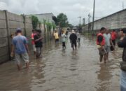 Warga Tiga Desa di Kecamatan Cikande Gelar Aksi Tabur Ikan Lele di Jalan Yang Tergenang Air