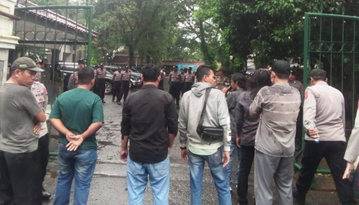 BK – LSM Gelar Aksi Unjuk Rasa Desak PJ Bupati Lebak Evaluasi Kinerja DPMD dan Camat Malingping Soal Desa Rahong