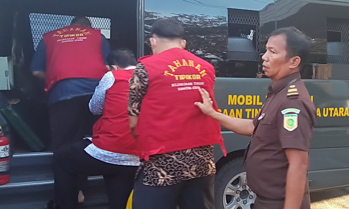 Kadisdik Langkat, Saiful Abdi, Kepala BKD Langkat, Eka Depari, Kasi Kesiswaan Bidang SD Disdik Langkat, Alek Sander, Awaluddin Kepala Sekolah Dasar (SD) 055975 Pancur Ido, Selapian Kabupaten Langkat, dan Rohayu Kepala SD 056017 Tebing Tanjung Selamat, ditahan Kejatisu, Senin (13/1/2025). 