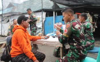 Fasilitas Kesehatan Jauh, Satgas Yonif 323 Kostrad Gelar Pelayanan Kesehatan Gratis