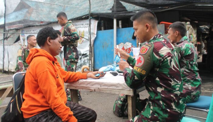 Fasilitas Kesehatan Jauh, Satgas Yonif 323 Kostrad Gelar Pelayanan Kesehatan Gratis