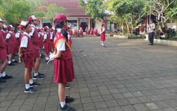 Polisi Sahabat Sekolah, Bhabinkamtibmas Hadir Sebagai Pembina Upacara Di SDN 3 Belega