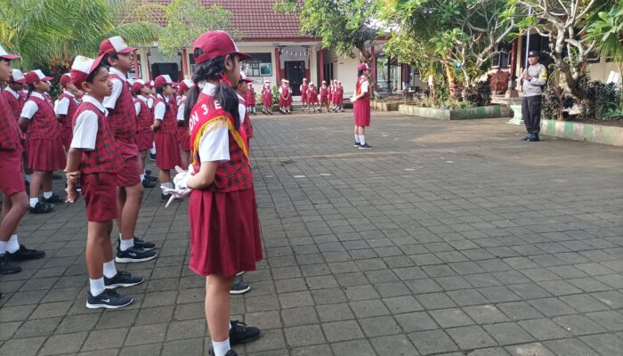 Polisi Sahabat Sekolah, Bhabinkamtibmas Hadir Sebagai Pembina Upacara Di SDN 3 Belega