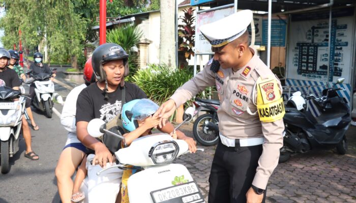 Polres Gianyar Apresiasi Pengendara Yang Tertib Berlalu Lintas