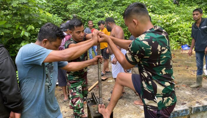 Peduli Lingkungan, Satgas Yonif 131/BRS Perkuat Sinergi dengan Masyarakat melalui Karya Bakti Bersihkan Saluran Air