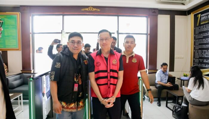 Penyerahan Tersangka dan Barang Bukti Tahap ll dalam Perkara Impor Gula Atas Tersangka TTL dan Tersangka CS