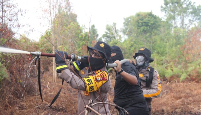 Sinergitas Polres Bengkalis dan BNPB Prov Riau serta BPBD Kabupaten Bengkalis Melaksanakan Pemadaman Kebakaran Hutan dan Lahan di Desa Sungai Alam