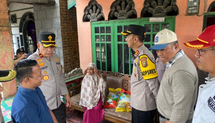 Kapolres Kuansing Tinjau Jalan Putus di Inuman dan Salurkan Bantuan untuk Warga Terdampak Longsor