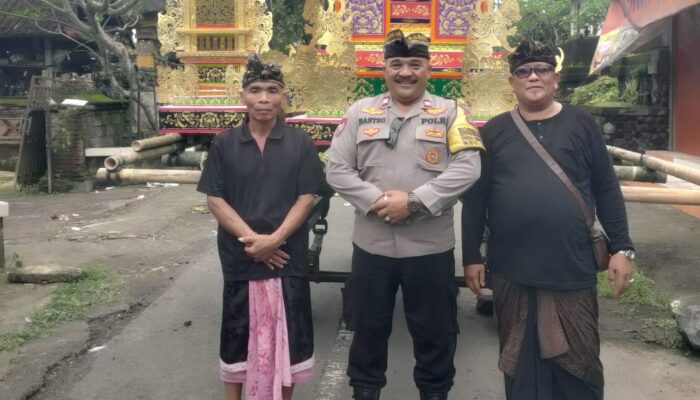 Bhabinkamtibmas Desa Singakerta Bersinergi Dengan Pecalang Melaksanakan pengamanan Upacara Ngaben