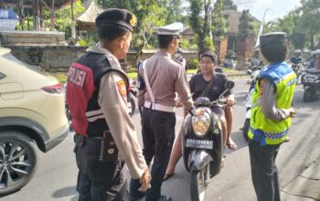 Bagikan Brosur Keselamatan, Polres Gianyar Ajak Masyarakat Tertib Berlalu Lintas