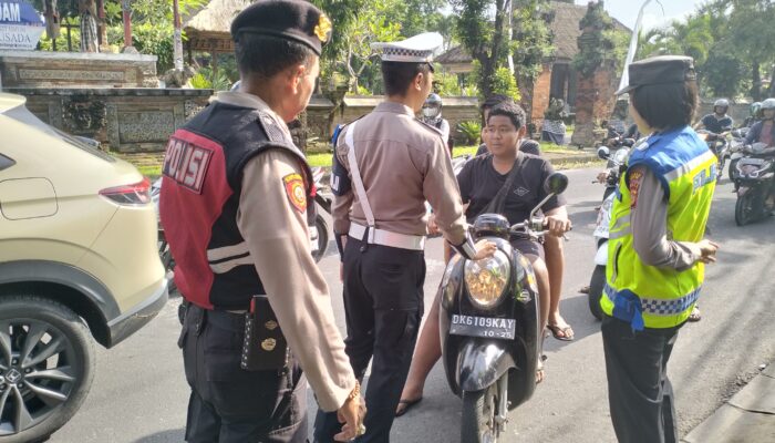 Bagikan Brosur Keselamatan, Polres Gianyar Ajak Masyarakat Tertib Berlalu Lintas