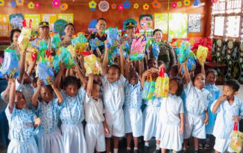 Hadirkan Senyuman di TK Negeri Pembina Oksibil, Satgas Ops Damai Cartenz-2025 Bangkitkan Semangat Anak-Anak Papua
