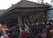 Ratusan Warga Desa Kerta Kecamatan Banjarsari, Lebak Demo Mendesak Pemkab Lebak Agar Secepatnya  Membentuk PLT Kepala Desa Kerta