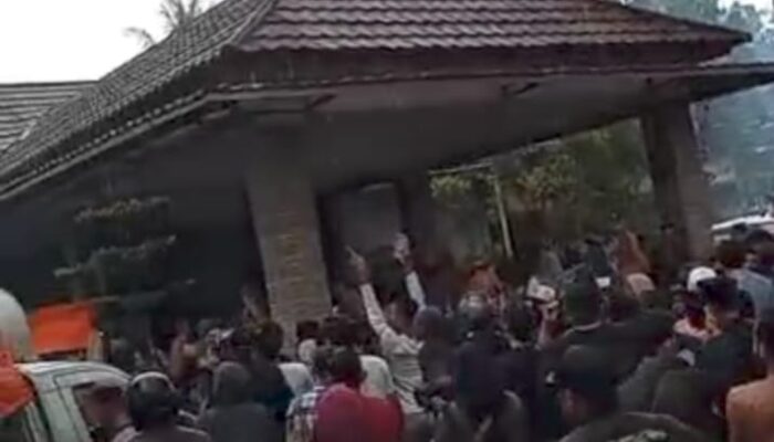 Ratusan Warga Desa Kerta Kecamatan Banjarsari, Lebak Demo Mendesak Pemkab Lebak Agar Secepatnya  Membentuk PLT Kepala Desa Kerta