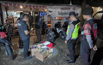 Polres Malang Patroli Antisipasi ‘Sound Horeg’ dan Balap Liar, Puluhan Botol Miras Disita dari Warung Kopi Jalibar