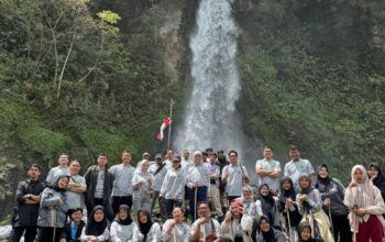 Segarnya Curug Cibeureum Cianjur, Harmoni Alam yang Sejukkan Hati