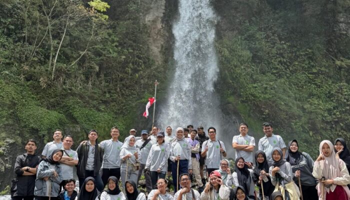 Segarnya Curug Cibeureum Cianjur, Harmoni Alam yang Sejukkan Hati