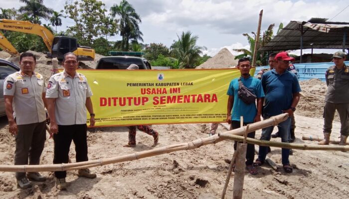 Tidak Berijin dan Melanggar K3, Satpol-PP Lebak Segel Stokfile Tanah Cadas