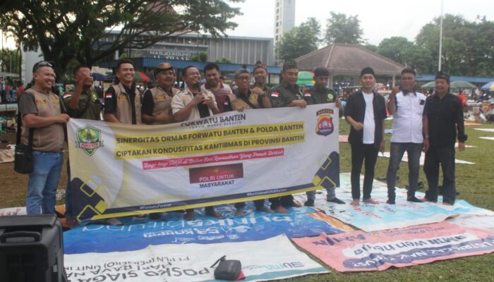 Berbagi Kebaikan di Bulan Ramadhan, Forwatu Banten Bersama Polda Banten Bagikan Takjil Kepada Tukang Becak