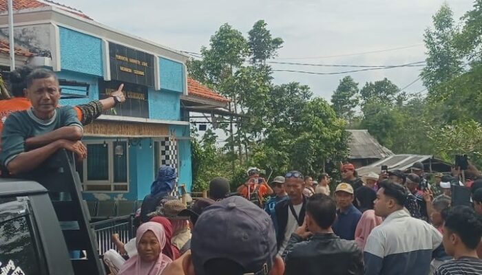 Aksi Damai Warga Desa Cikamunding : Kades dan Pihak Perusahaan Pengecut !!!