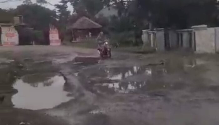 Warga dan Pengguna Jalan Berharap Ada Perbaikan Jalan Kopi – Sangiang